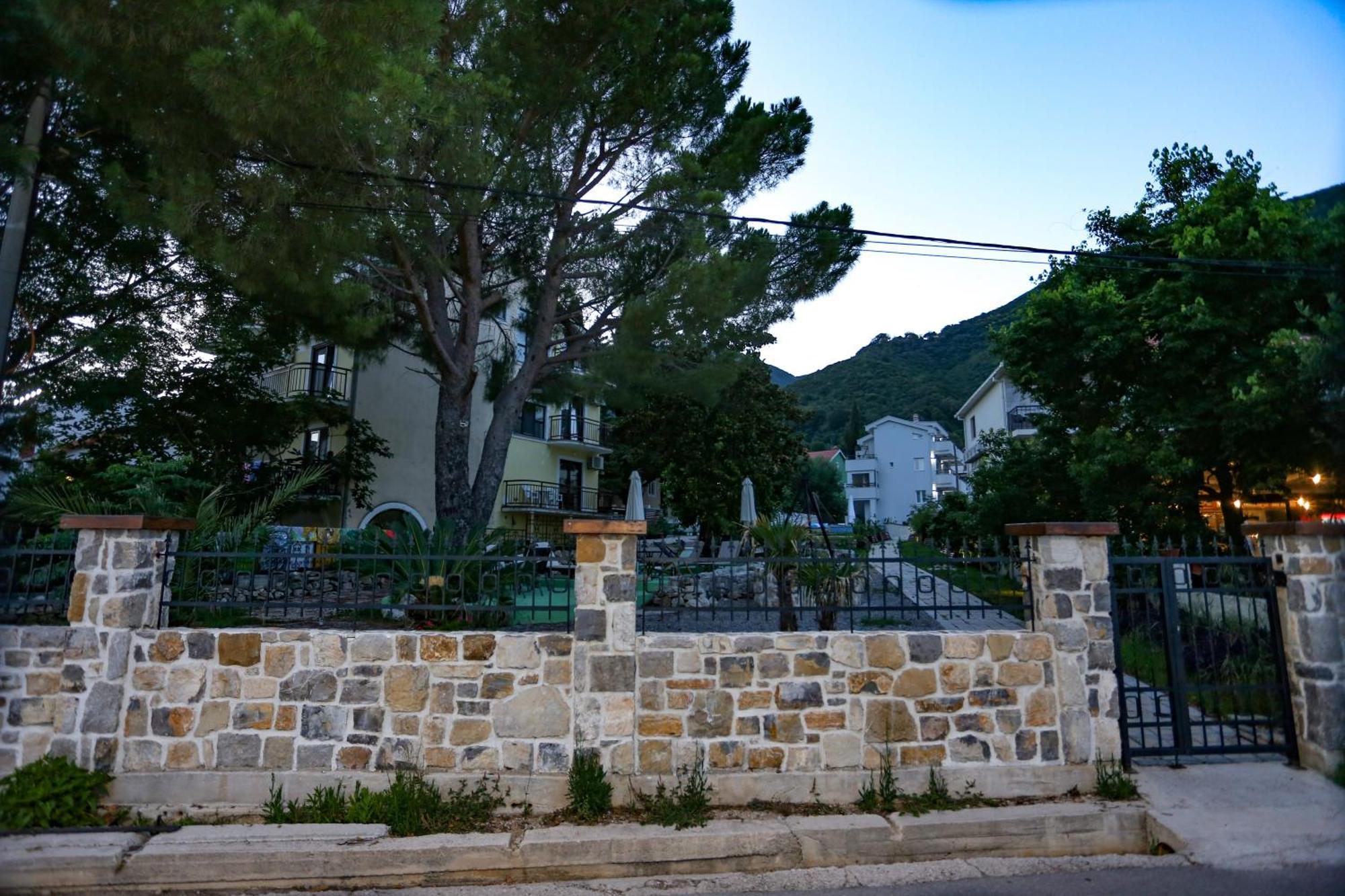 Apartments Cukovic Херцег Нови Екстериор снимка
